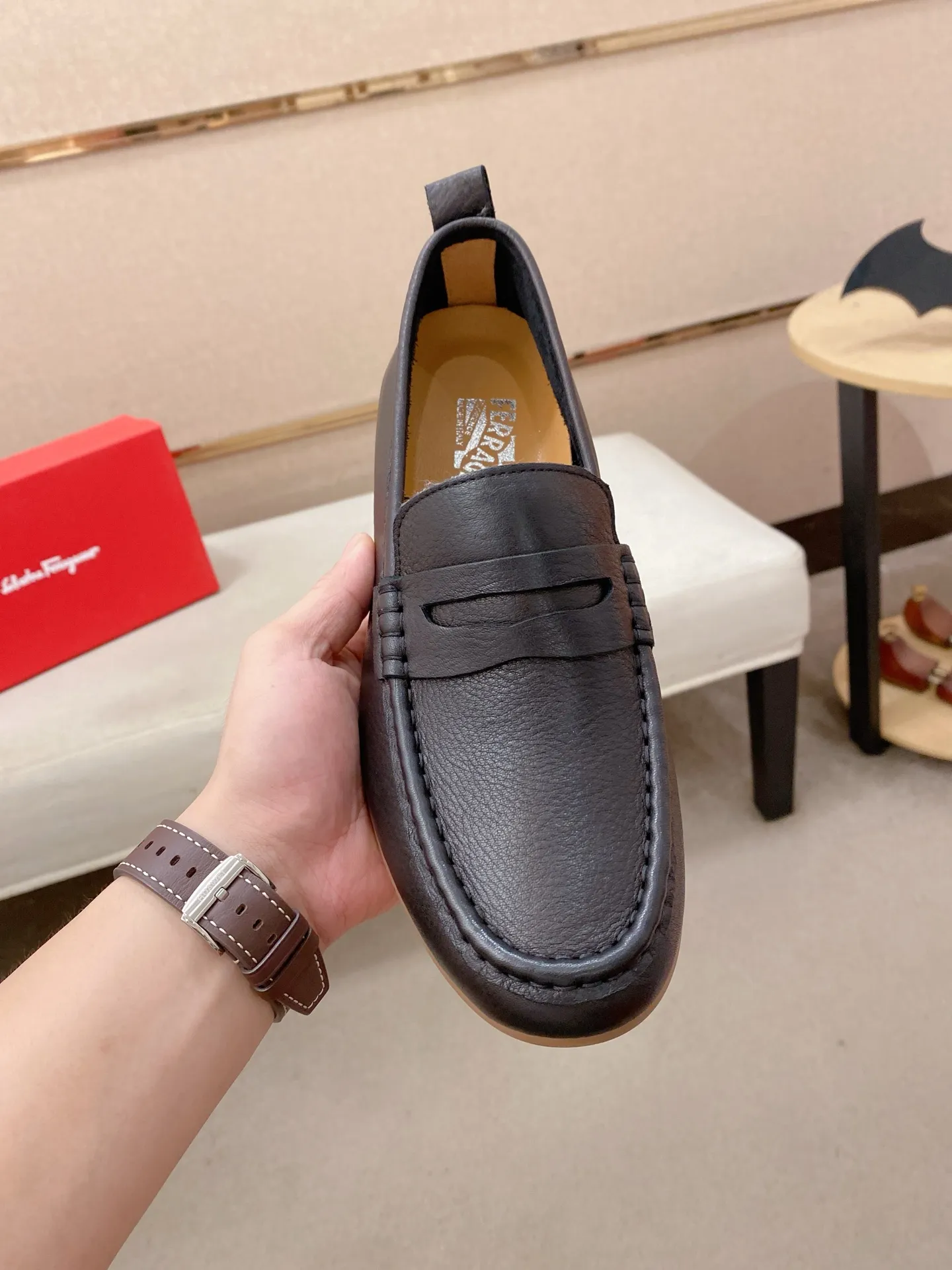 Factory price 500💰 Original Ferragamo men's shoes! The world's top brands...Luxury quality...//Fashion and high-end footwear 👍💪🏻...give you a low-key luxury comfort experience👍. The upper is made of pure Italian imported original cowhide and sweat-absorbent sheepskin lining. It is comfortable and breathable, high-end and classy... luxurious and noble!! .. OEM factory shipment [Hug] stall.. Original board. Welcome to taste..38--44.